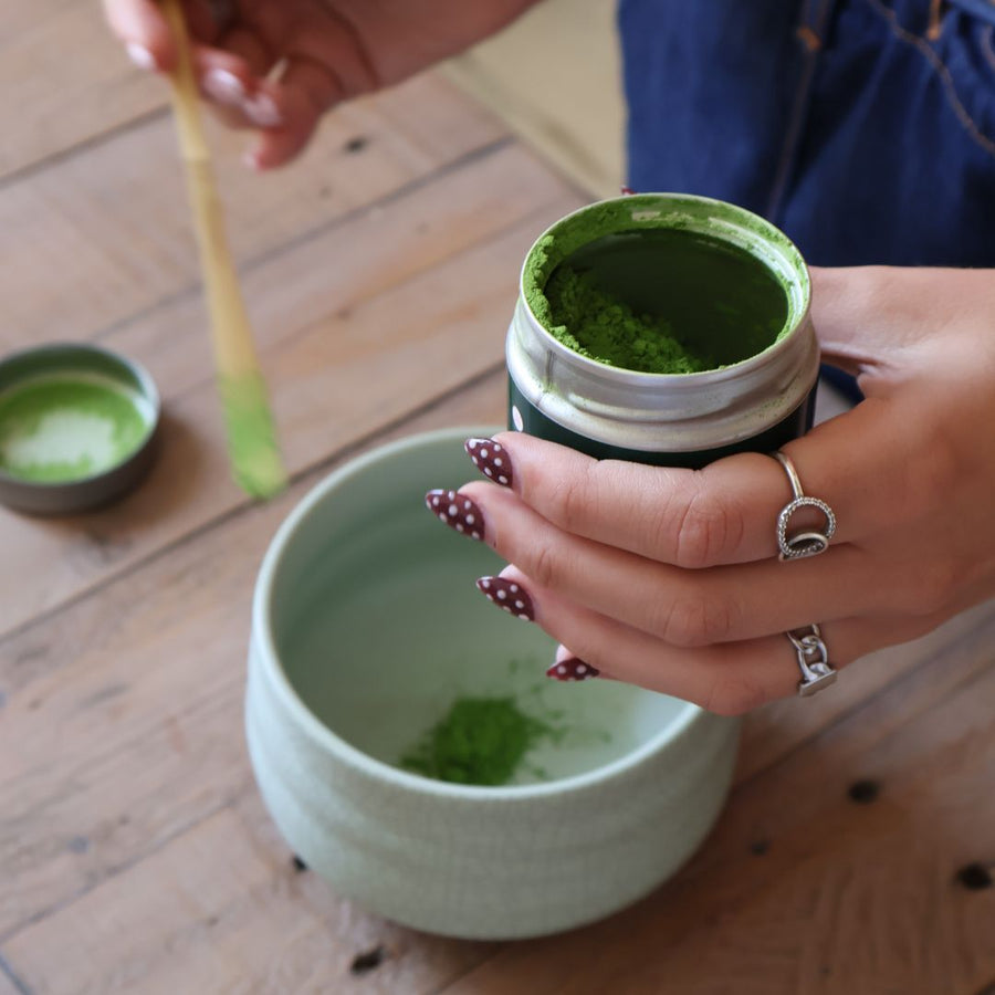 La préparation d'un thé matcha traditionnel